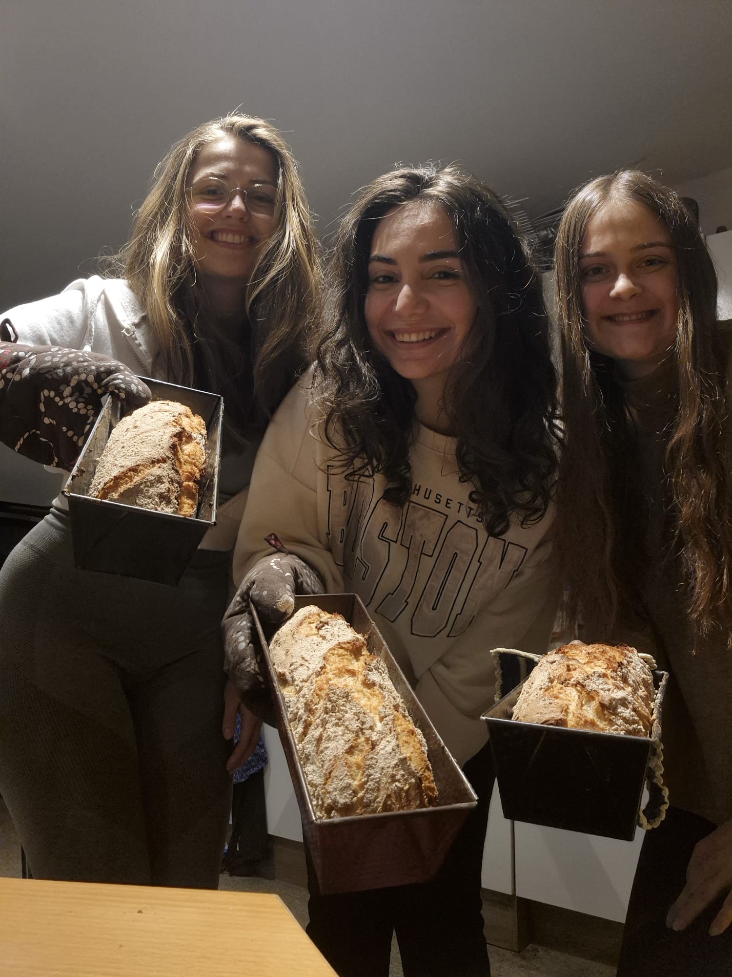 Solidarity Bread Engagierte mit Brotformen